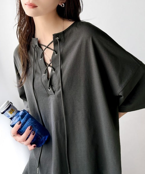 《JaVaジャバコラボ》胸元ひとくせ、抜け感ひとさじ。綿100％ バックロゴプリント 胸元レースアップTシャツ(半袖) jv1260458