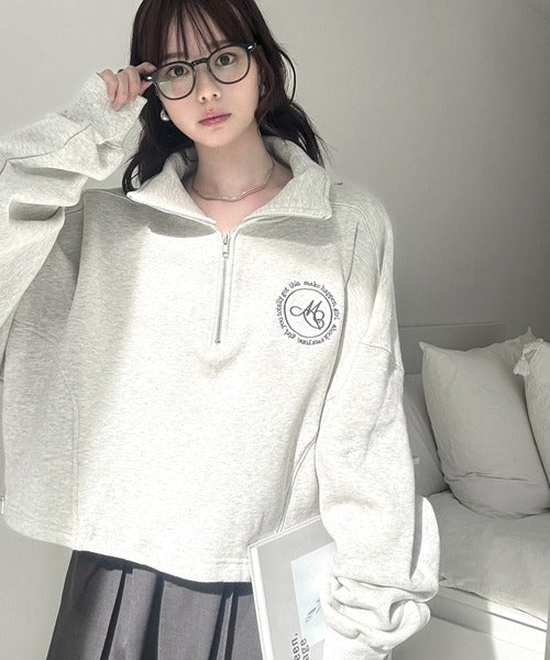 【mily bilet】大人のデイリートップス。裏起毛胸刺繍ハーフジップクロップド丈裾スピンドルスウェット mi1329007