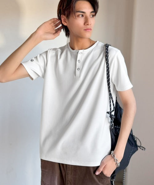 【接触冷感機能付き】肩切り替えショート丈ダンボール素材ヘンリーネックTシャツ／Shoulder Panel Cropped Double-Knit Henley T-Shirt co1010056