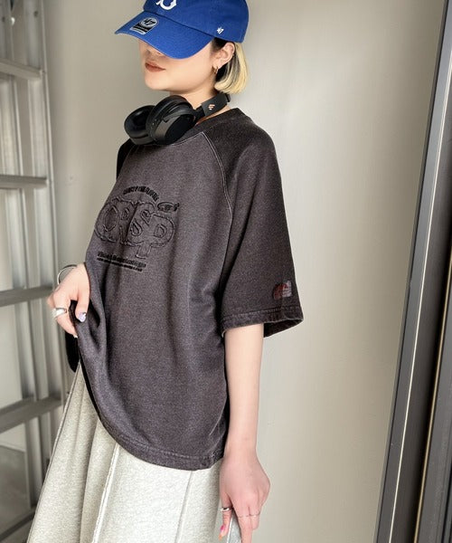 《JaVaジャバコラボ》裾はドロストでお好みのシルエットに。ヴィンテージライクな半袖ロゴスウェット jv1029126