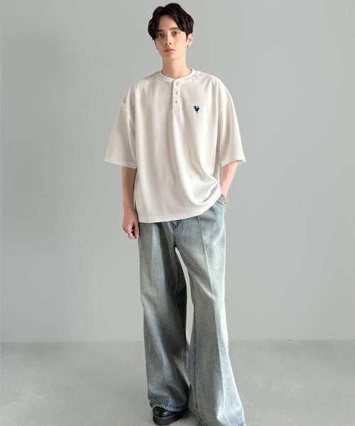 「大人びた遊び心。」刺繍入りハイクオリティダブルフェイス素材バンドカラーポロシャツ／Embroidered High-Quality Double Face Band Collar Polo co1150027