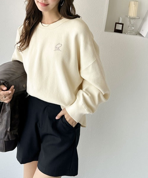 シンプルながらも洗練されたデザインで、こなれ感。胸刺繍スウェット見えコクーンニット（長袖） ce1260463