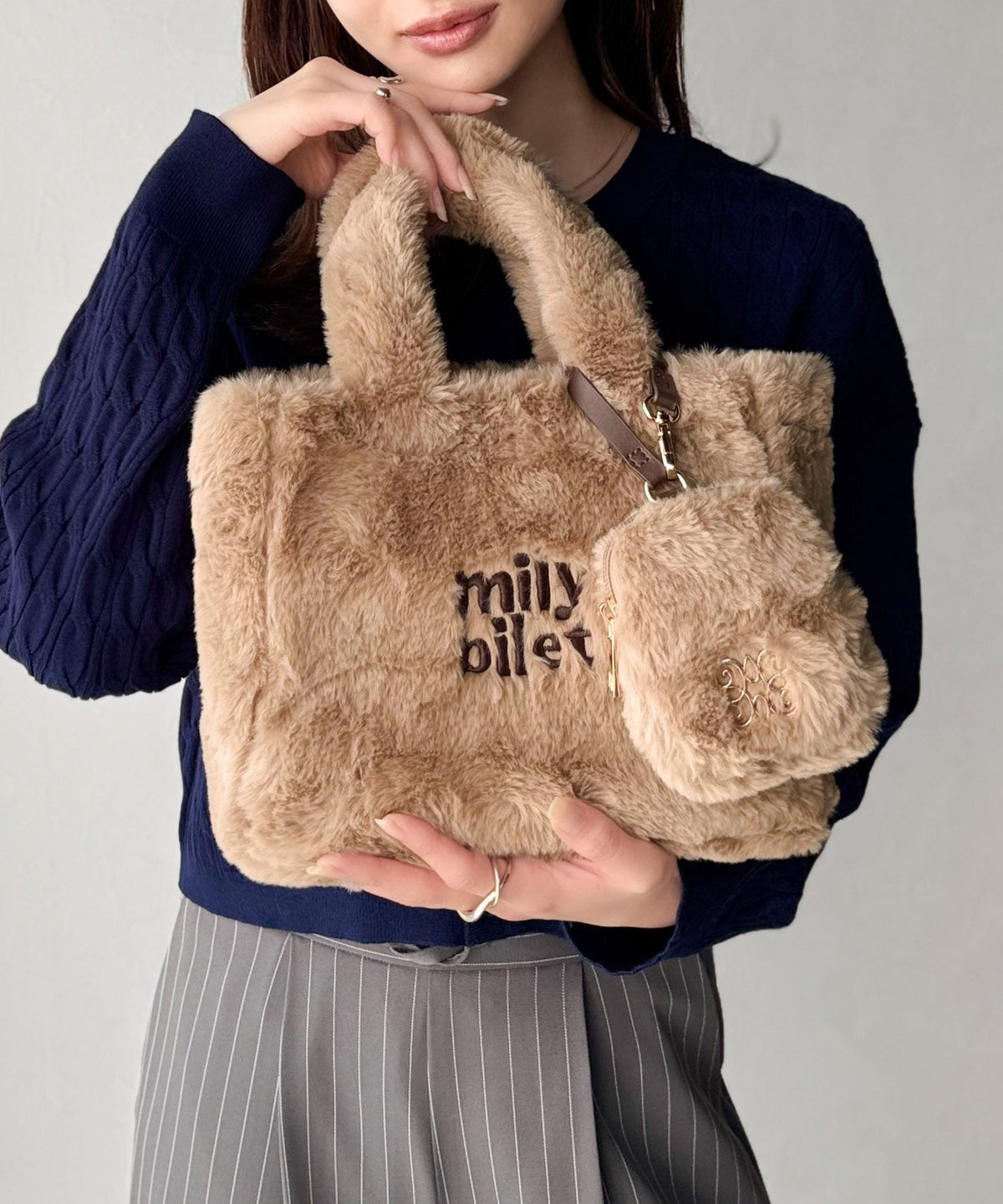 【mily bilet】ふわふわのファーで魅了する。ミニポーチ付きロゴ刺繍ファーショルダーバッグ mi1159036