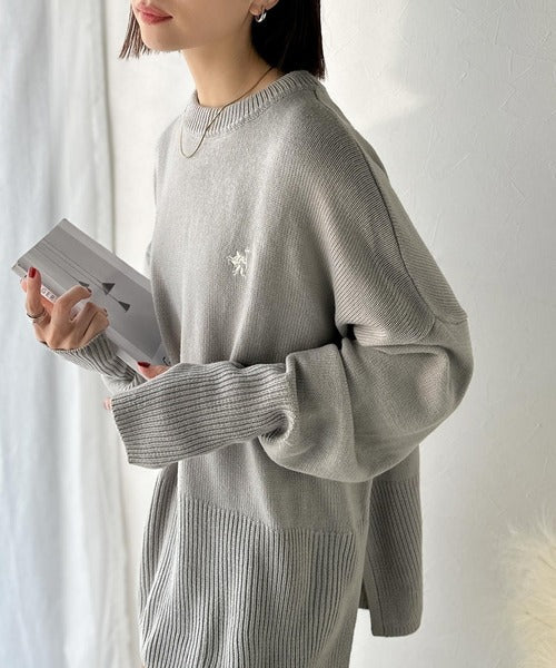 さらり抜け感ある着こなしが叶う。胸刺繍サムホール付きシンプルニット ce1050309