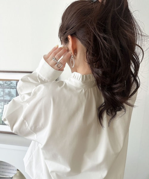 【防シワ機能付き】華やかフリルで印象チェンジ。前後2WAYで楽しむ、襟フリルリボンシャツ(長袖) ce1025024