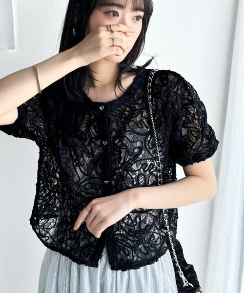 【mily bilet】大人の華やかトップス。ハートボタン使い前後2way花柄レースコード刺繍カーディガン(半袖） mi1019069