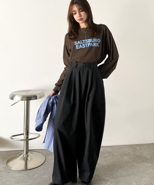 《JaVaジャバコラボ》カーブで魅せる、抜け感シルエット。綿100％コットンツイルバレルレッグタックパンツ jv1240111