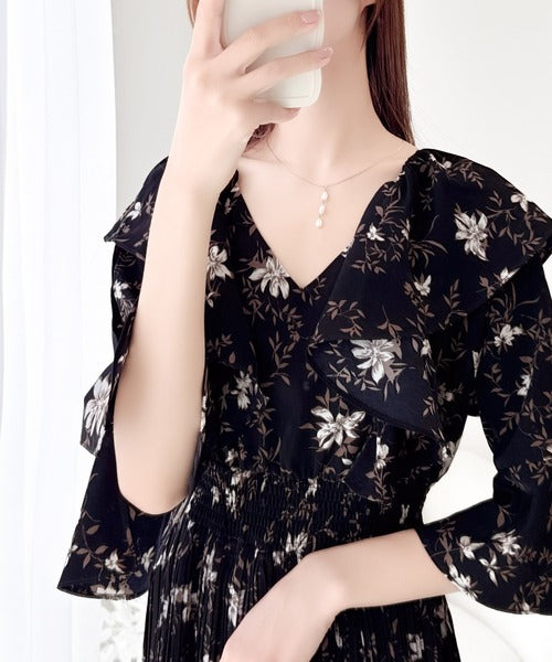 【mily bilet】優雅にスタイルアップ。フリル襟花柄肩スリットワンピース mi1139037