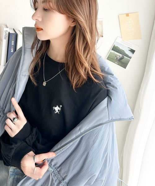 大人カジュアルスタイルに。綿100％着心地抜群の胸刺繍クルーネック長袖Tシャツ ce1050215