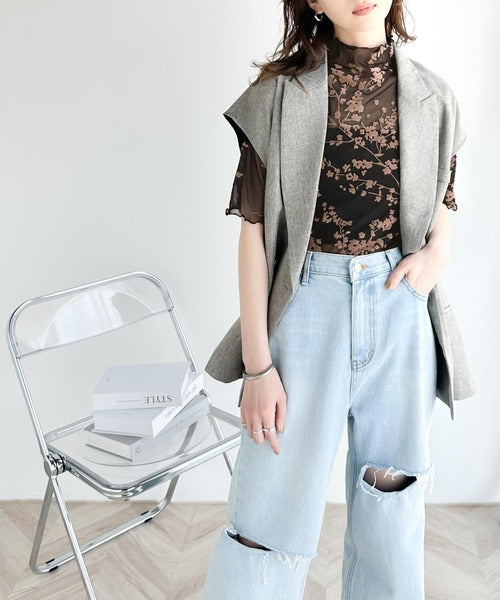 シンプルコーデに華やかさを添える。花柄フロッキーシアーハイネック半袖プルオーバー ce1010314