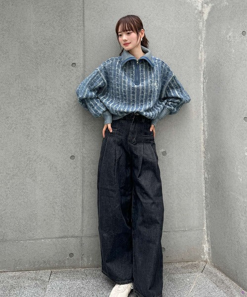 【mily bilet】コーデの主役を飾る。クロップド丈配色ケーブル編み胸刺繍ハーフジップニット mi1029063