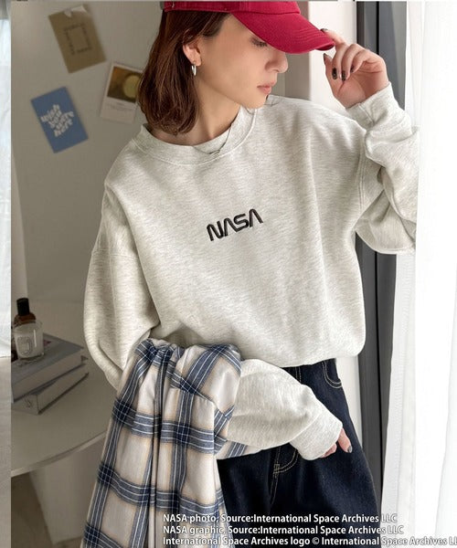 《JaVaジャバコラボ》数量限定！シンプル刺繍で着回し力抜群♪【NASAテーマ】フロントミニロゴ裏起毛スウェットトップス jv1330057