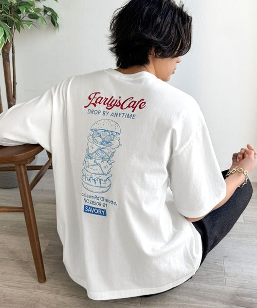 《JaVaジャバコラボ》遊び心のあるカフェロゴが映えるバックプリントT。刺繍使いハンバーガーデザインTシャツ jo1320016