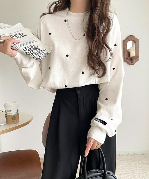 《JaVaジャバコラボ》“可愛い”がさりげなく溶け込む。袖ネーム付きミニハート総刺繍Tシャツ(長袖) jv1010498