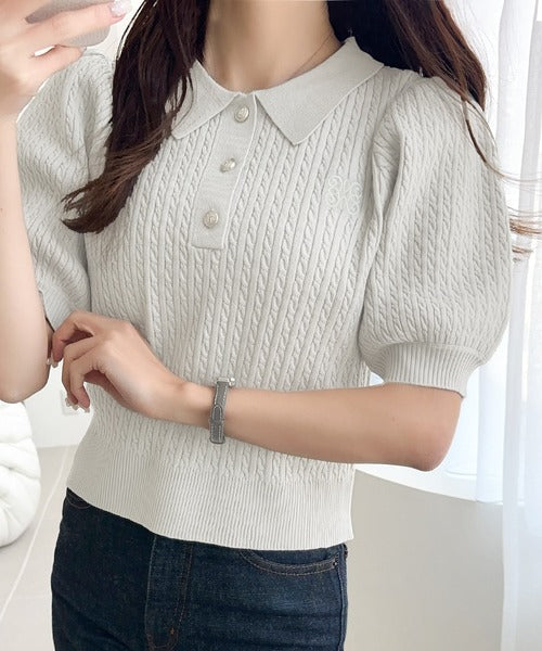 【mily bilet】きちんと上品大人キュート。胸刺繍ケーブルニットパフスリーブポロシャツ(半袖) mi1029096