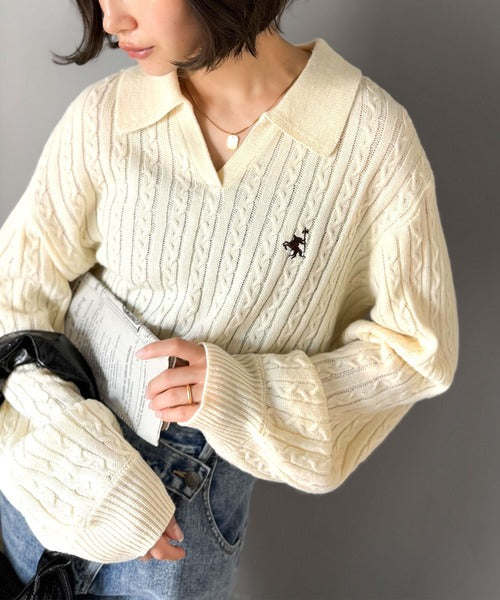 ”品よく華やぐ”。大人のマストバイニット。胸刺繍ケーブル編みポロ襟スキッパーニット ce1050308