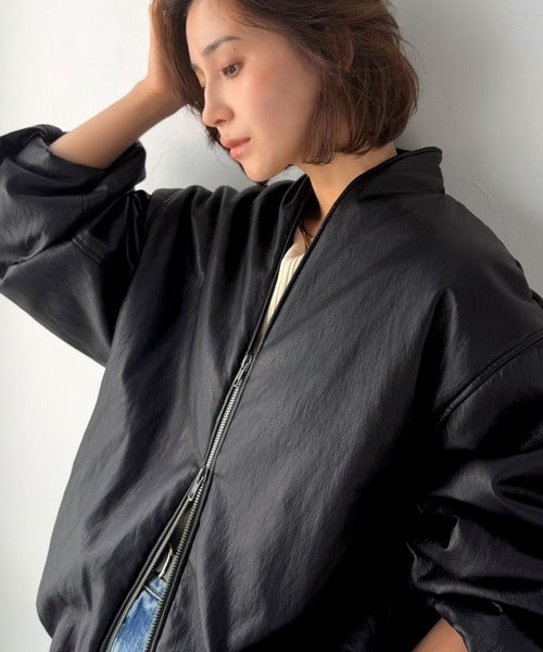 《JaVaジャバコラボ》軽やかに羽織れて旬顔に。フェイクレザー中綿入り軽量スタンドノーカラージャケット(長袖) jm1070258