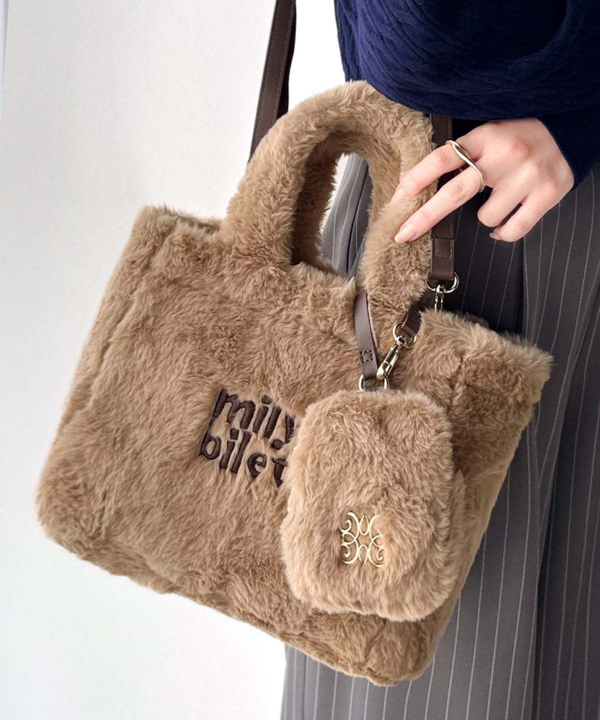 【mily bilet】ふわふわのファーで魅了する。ミニポーチ付きロゴ刺繍ファーショルダーバッグ mi1159036
