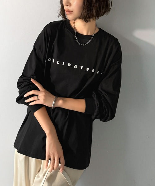 大人の上品カジュアルを楽しむ。ゆったりシルエット 綿100％シルケット風シンプル英字ロゴTシャツ（長袖） ce1330048