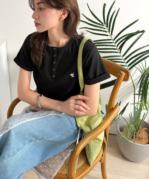 すっきり華奢魅せ。袖ロールアップ胸刺繍入りヘンリーネックリブTシャツ (半袖) ce1410009