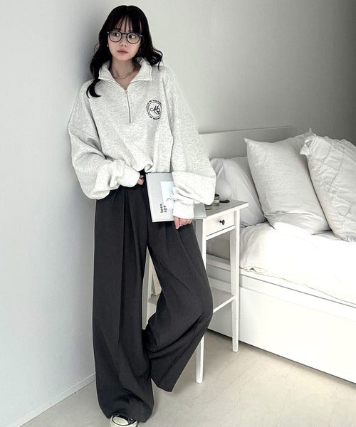 【mily bilet】大人のデイリートップス。裏起毛胸刺繍ハーフジップクロップド丈裾スピンドルスウェット mi1329007