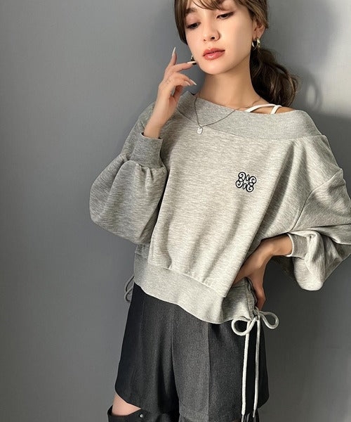 【mily bilet】大人肌見せヘルシースタイル。サイドレースアップ胸刺繍オフショルダースウェット mi1019051