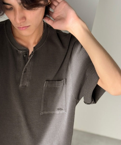 《JaVaジャバコラボ》「古着っぽい」がちょうどいい。綿100％ワッフル ピグメント加工 ヘビーウェイト素材 胸ポケット付きヘンリーネックTシャツ jo0780022
