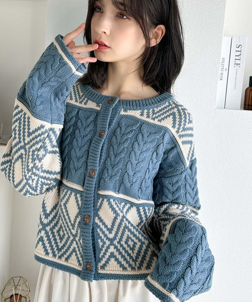 【mily bilet】これ一枚で可愛さ倍増。 ノルディック柄ケーブル編み切り替え前後2WAYニットカーディガン mi1029091
