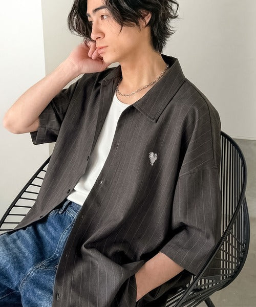 《JaVaジャバコラボ》羽織りとしても重宝する、汎用性の高さが魅力！刺繍入り ヘリンボーン織ストライプ柄 オーバーサイズ半袖シャツ jo1010044