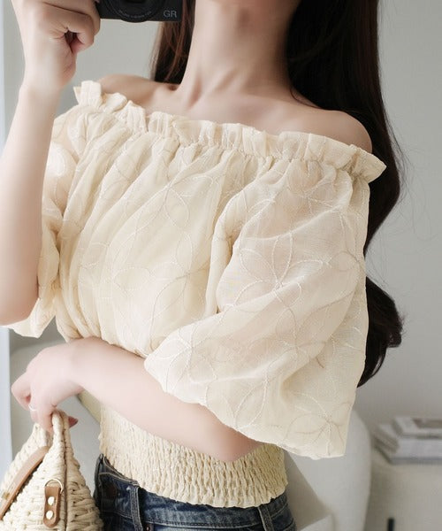 【mily bilet】あなたのスタイルにさらなる魅力をプラス。オフショル2WAY花柄コード刺繍バックリボンブラウス mi1139077