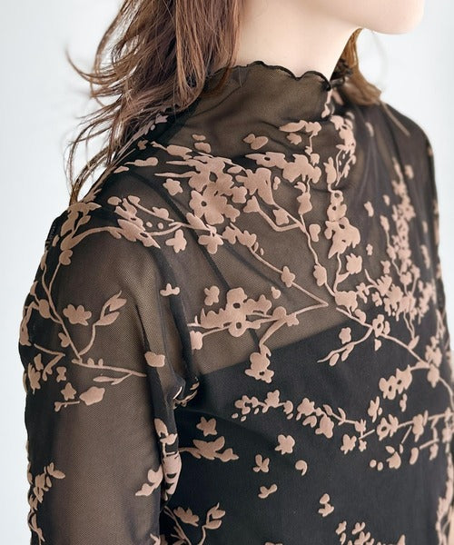 シンプルコーデに華やかさを添える。花柄フロッキーシアーハイネック半袖プルオーバー ce1010314