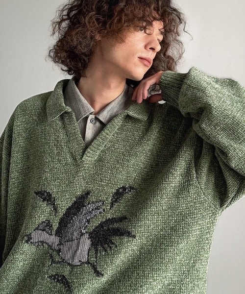 【Classical Origin】「個性で遊ぶ。」モール糸使いルースター柄襟付きVネックセーター／Chenille Yarn Rooster Motif Collared V-Neck Sweater co1150075