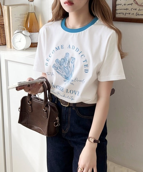 トレンドのディテールが魅力。シルケットフラワーカーブロゴリンガー半袖Tシャツ ce1020196