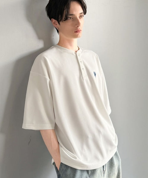 「大人びた遊び心。」刺繍入りハイクオリティダブルフェイス素材バンドカラーポロシャツ／Embroidered High-Quality Double Face Band Collar Polo co1150027