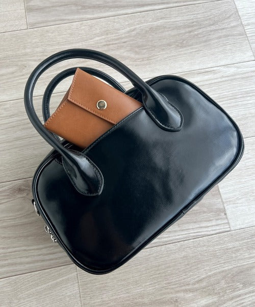 【mily bilet】ヘビロテしたい主役級バッグ。エナメルライクエコレザーエンブレムミニボストンバッグ mi1159026
