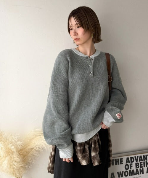 《JaVaジャバコラボ》ふっくら、袖たっぽり。ワッフル編みヘンリーネックオーバーサイズ配色ニット jv1350022