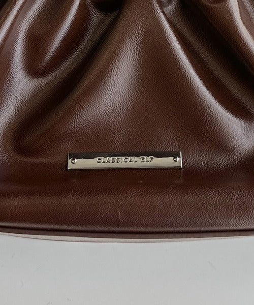 シックな艶めき、大人の余裕。フェイクレザーフリルギャザーハンドバッグ ce1179074