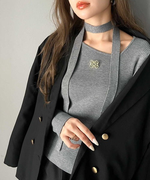 【mily bilet】女性らしさを格上げ。ブローチ付きアシメトリーネックオフショルマルチウェイチョーカー付きニットプルオーバー mi1029085