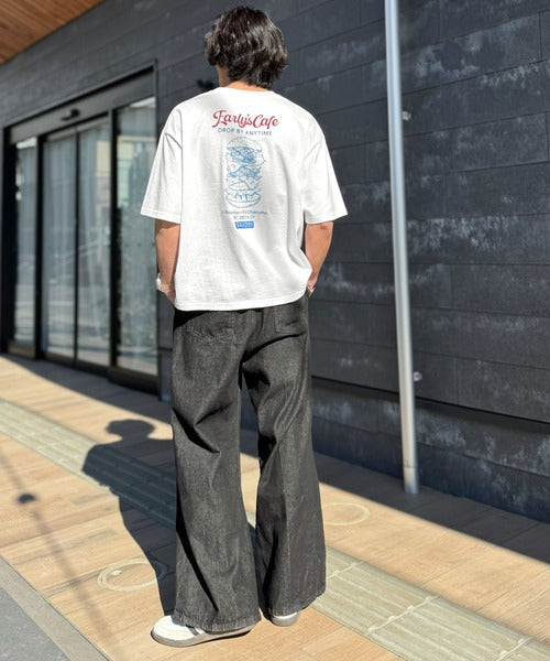 《JaVaジャバコラボ》遊び心のあるカフェロゴが映えるバックプリントT。刺繍使いハンバーガーデザインTシャツ jo1320016