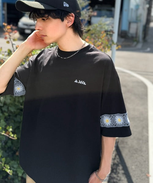 《JaVaジャバコラボ》袖先に遊びと清涼感を。袖クロシェ編み 配色切り替えデザインTシャツ jo1150094