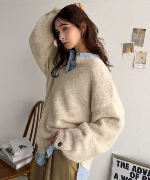 ゆったりふんわり♪シャギーで華やぐ旬顔へ。袖ボタン付きキーネックニット ce1410015