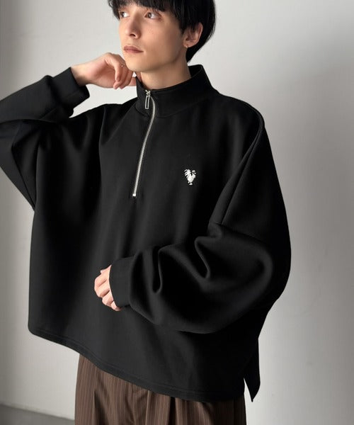 胸刺繍ダンボール素材オーバーサイズショート丈ドルマンスリーブハーフジッププルオーバー（長袖）／Chest Embroidered Double-Knit Oversized Cropped Dolman Sleeve Half-Zip Pullover co1010072