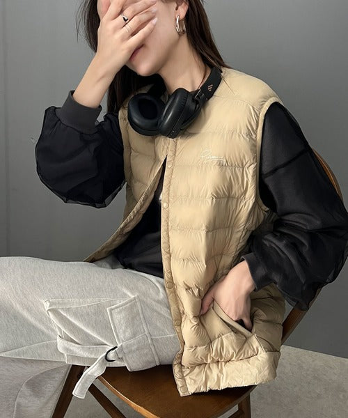 軽やかで女性らしく。胸刺繍スーパーライト中綿ダウンベスト ce1260254