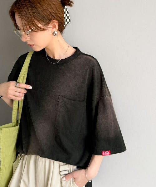 《JaVaジャバコラボ》唯一無二のヴィンテージ感。オーバーサイズシルエットのスプレーダイポケットTシャツ（半袖） jv1020359