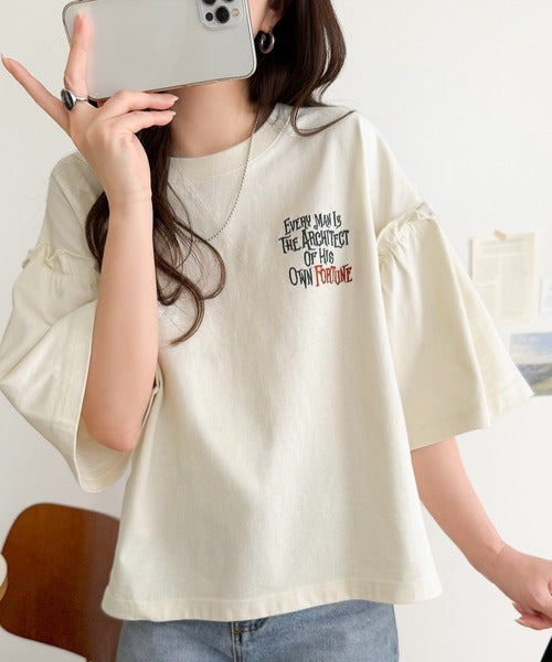 ほどよい甘さと抜け感を。大人かわいい綿100%袖フリル胸刺繍トップス(半袖) ce1020338