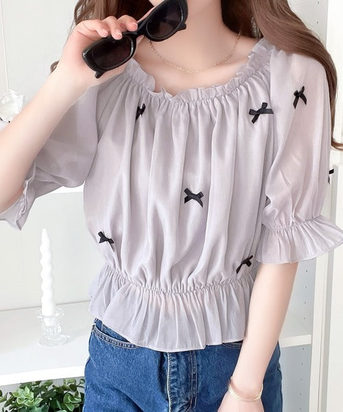 【mily bilet】主役級に映える大人ガーリーitem。シアーシャイニーリボン付きブラウス mi1139041
