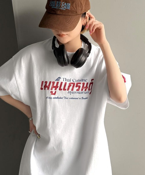 《JaVaジャバコラボ》お洒落見え確定。綿100％タイ料理メニュー風プリントルーズフィットTシャツ(オーバーサイズ) jv1029127