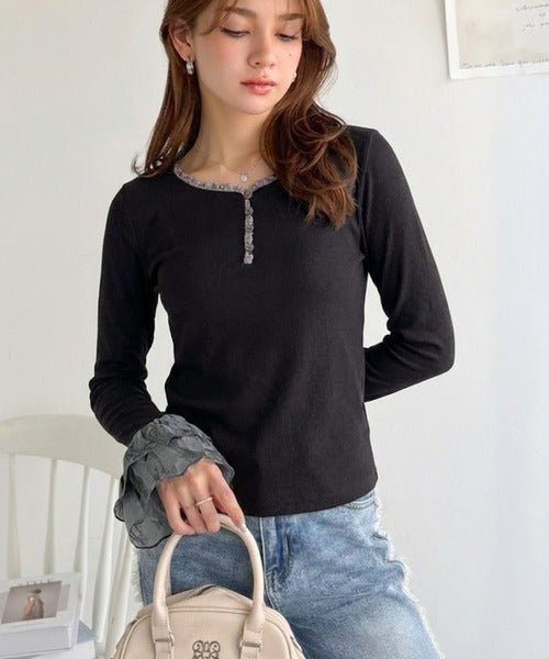 【mily bilet】大人フェミニンを叶える。袖フリルレースヘンリーネックトップス mi1359050