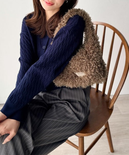 【mily bilet】ふわふわ感と高級感で、季節のおしゃれを格上げ。ロゴプレート使いプードルファーラウンドバッグ mi1179060