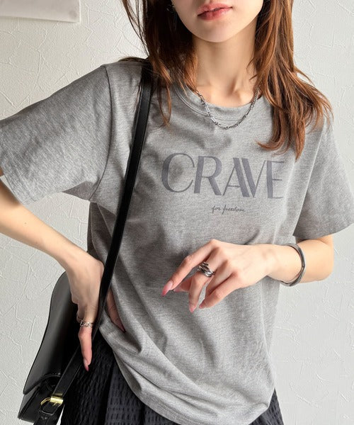 【sustaina+】垢抜けた大人カジュアル。オーガニックコットン100％フロッキーロゴプリントTシャツ ce1260398